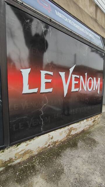 Enseigne de magasin à proximité d'Avignon