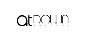 Logo At Dawn Galerie, typographie stylisée noire avec texte rouge. Représentation visuelle d'une galerie d'art.