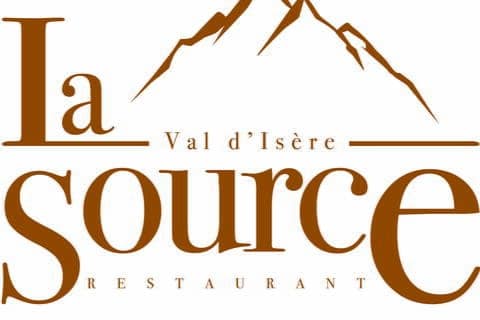 Logo élégant brun La Source Restaurant à Val d'Isère, avec silhouette de montagnes stylisée. Nom du restaurant clairement visible.