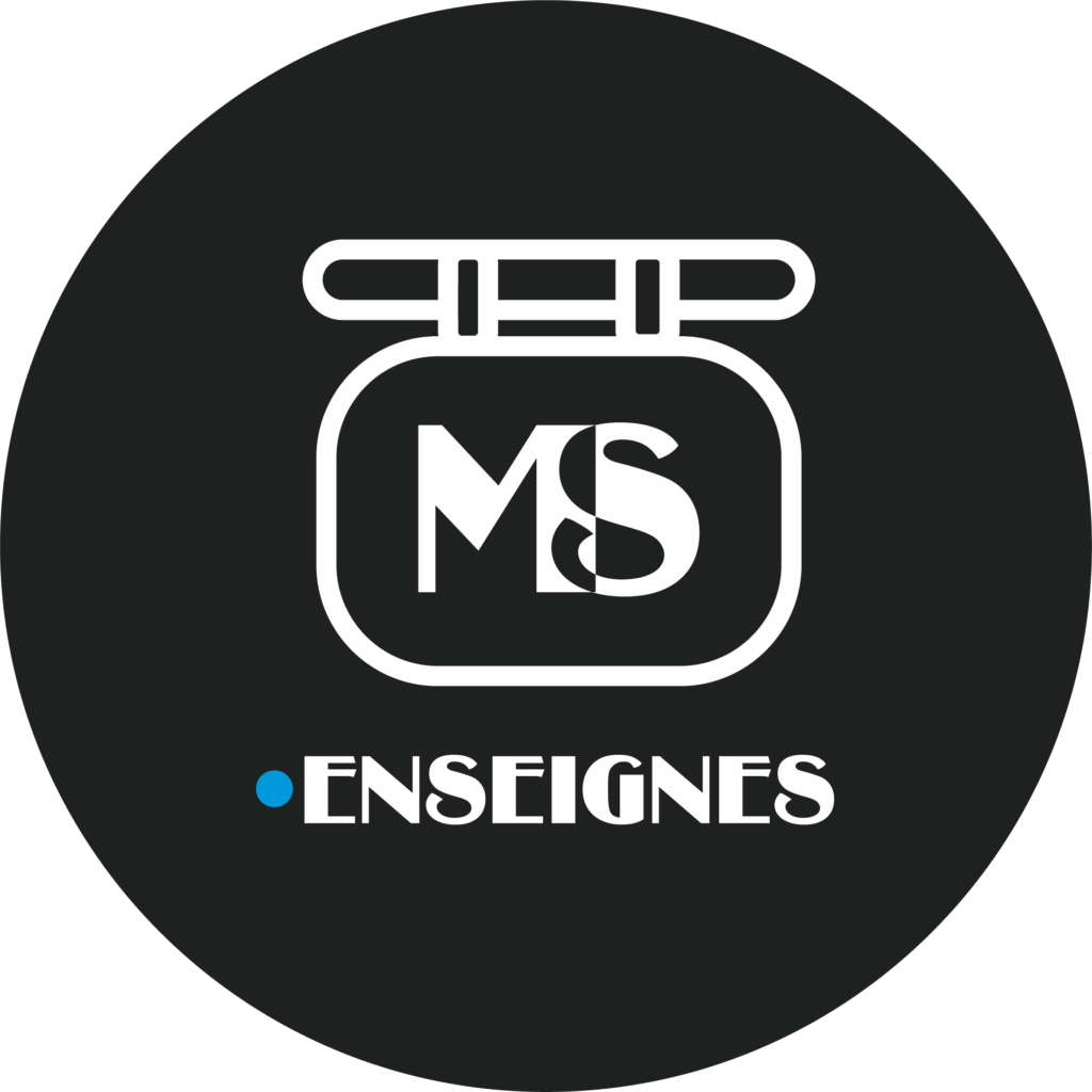 Logo d'entreprise pour enseignes, avec un panneau suspendu blanc affichant les lettres MS stylisées et le texte ENSEIGNES en bas.